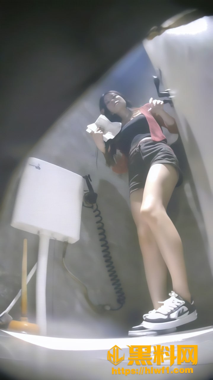 最新酒吧女厕偷拍视频