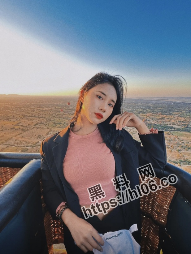 617X821