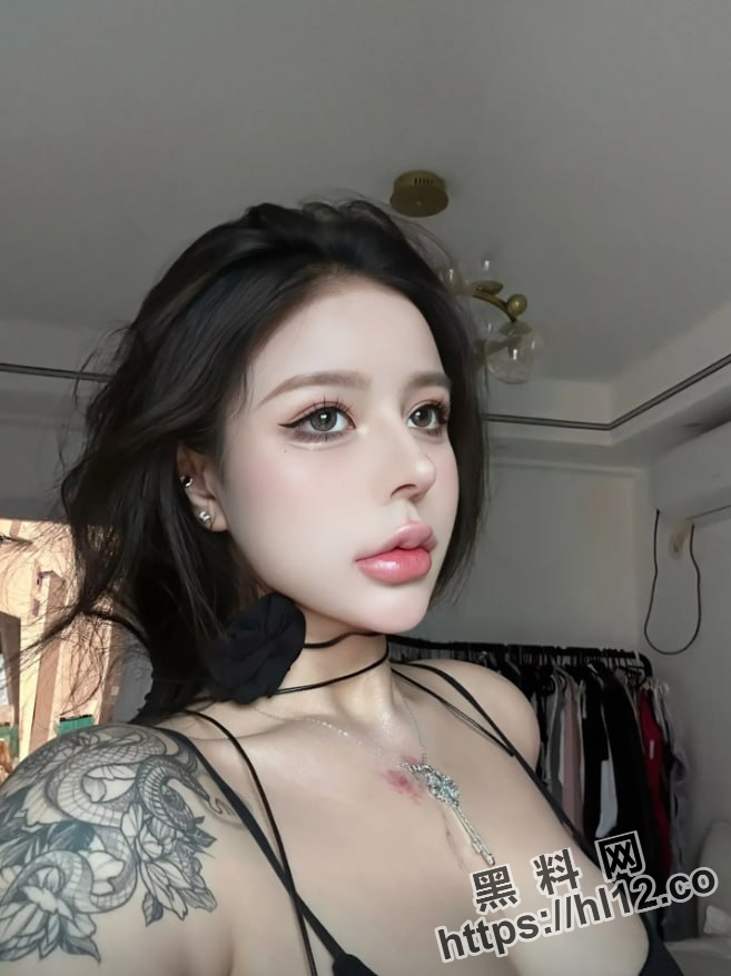 657X878