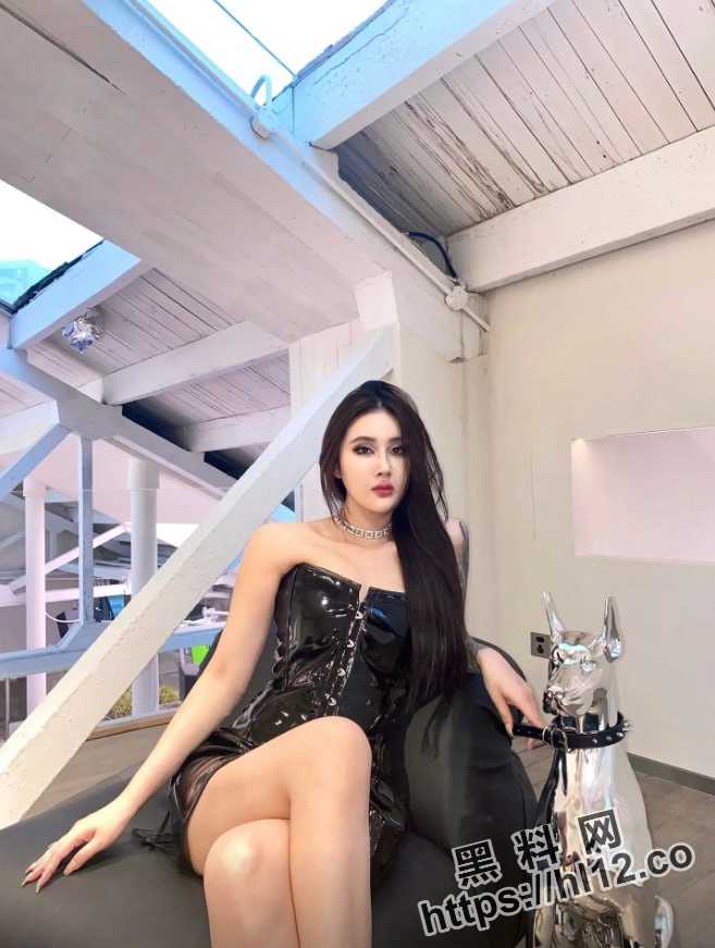 657X871