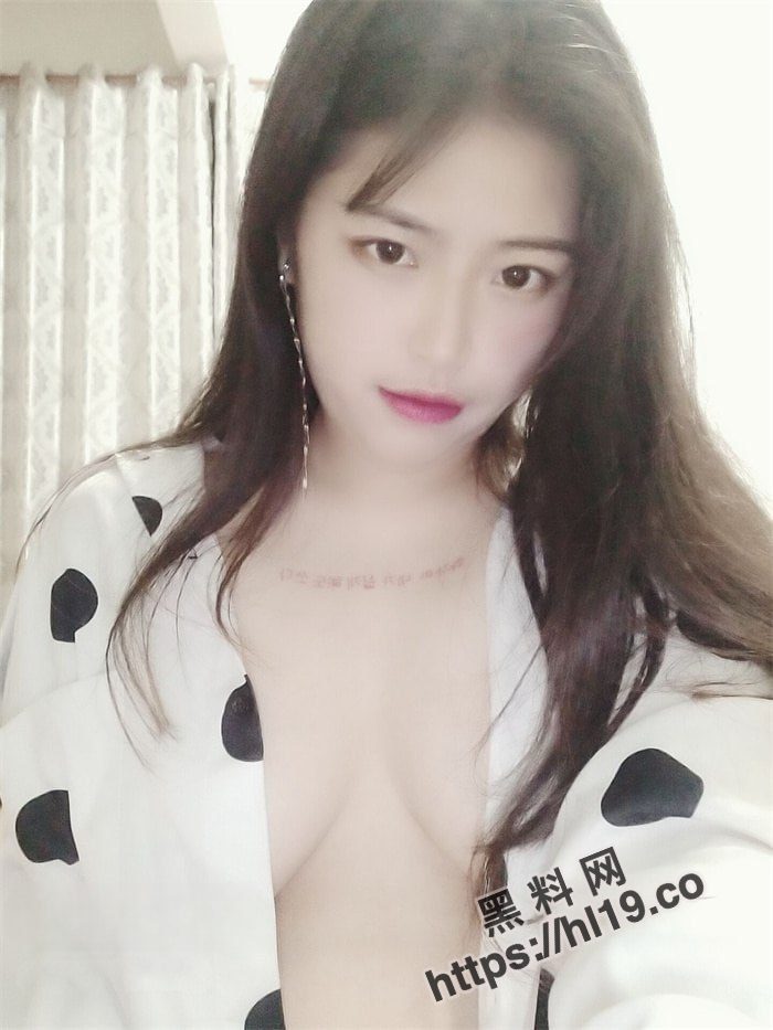 700X933
