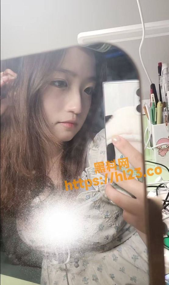 555X933