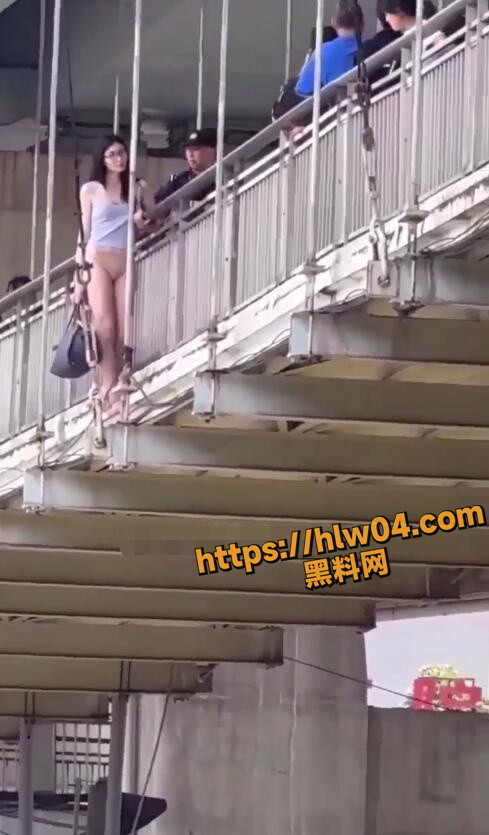 489X835