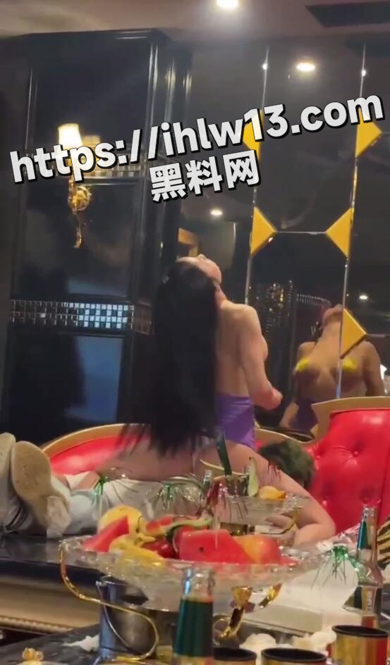 553X944