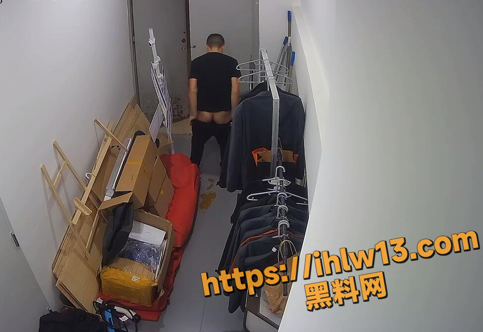 975X670