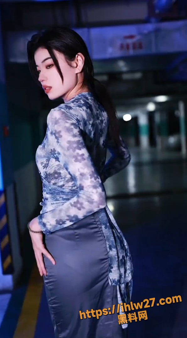 596X1074
