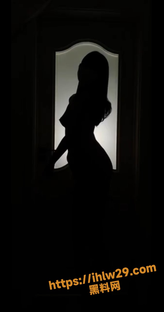 568X1079