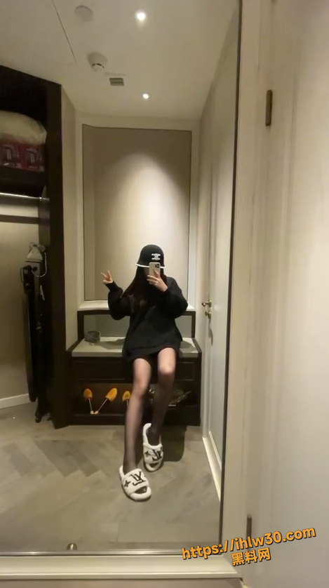 469X838