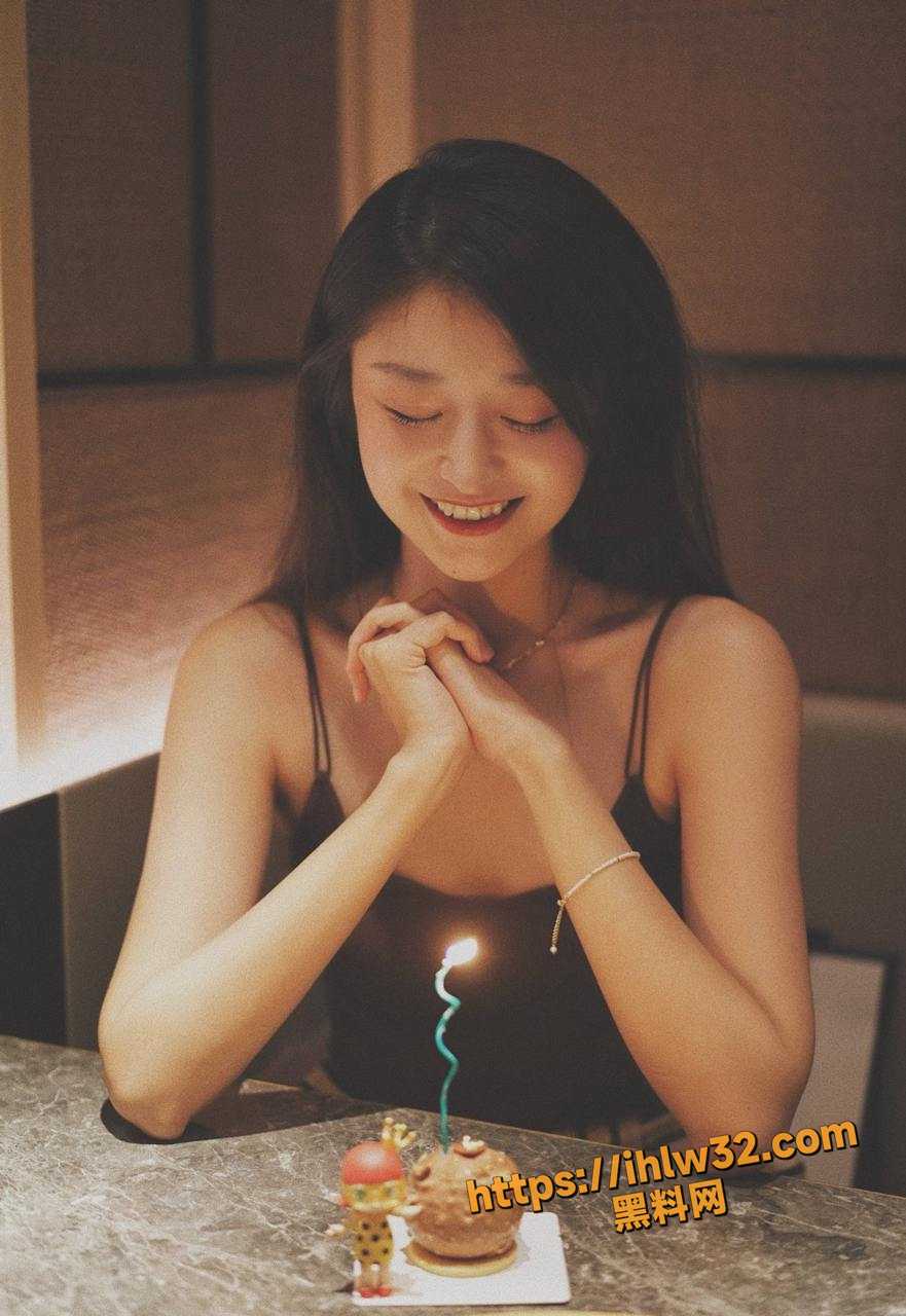 881X1280