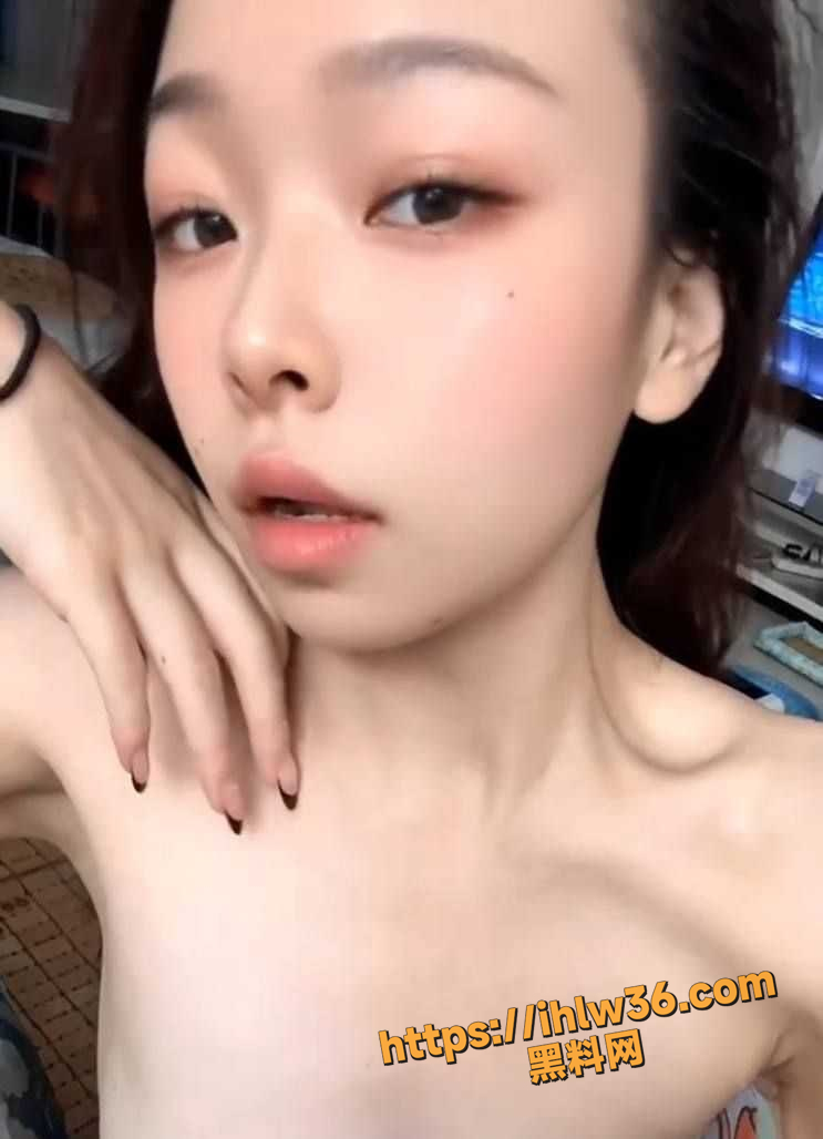 743X1028