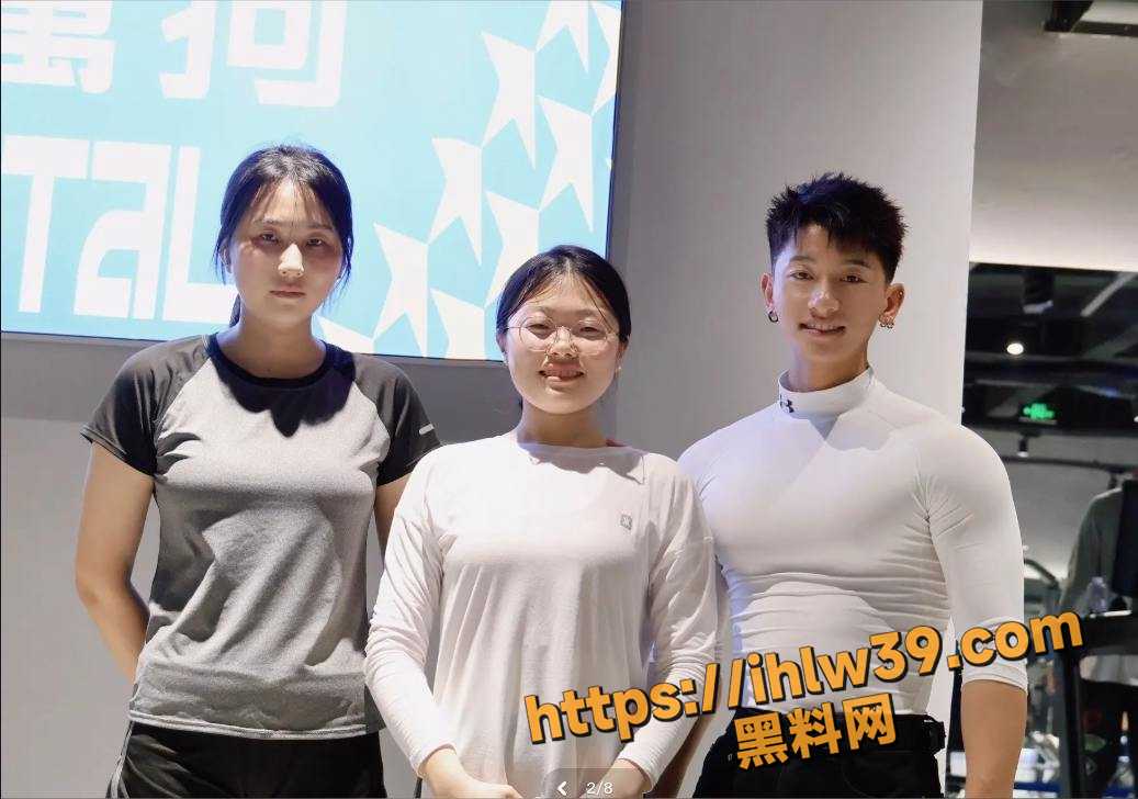 1037X728