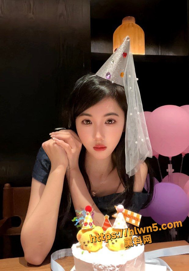 619X887