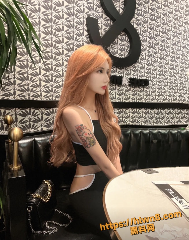 653X826