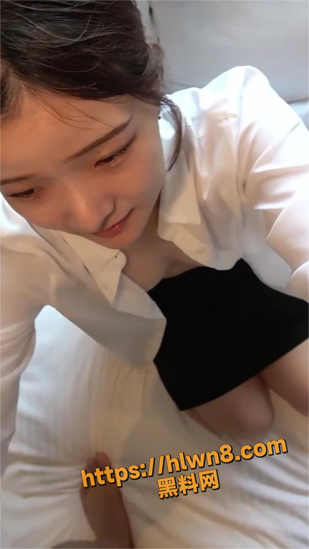 607X1077