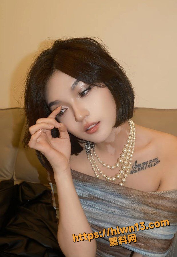 619X900