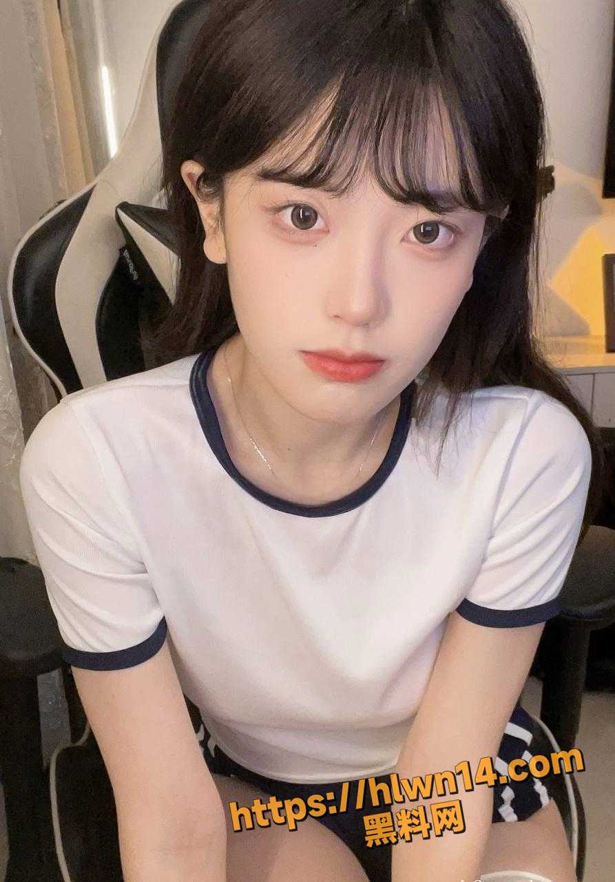 893X1280