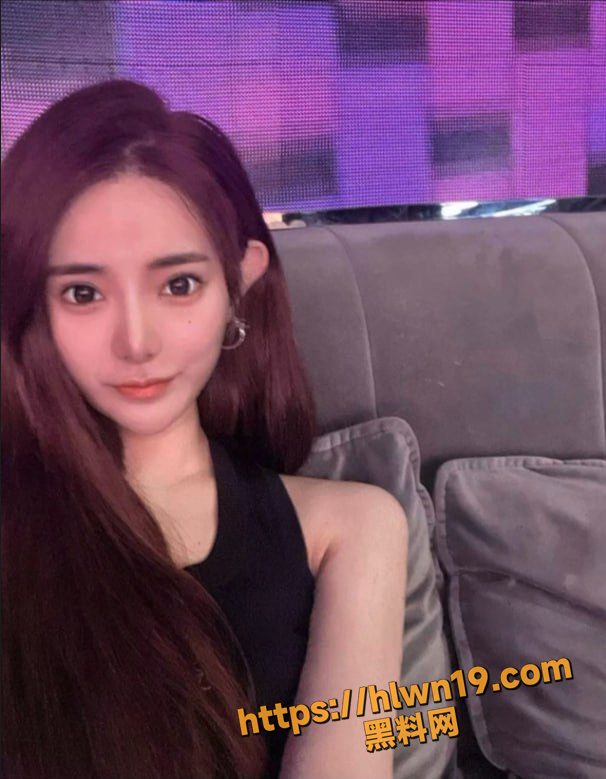 606X779