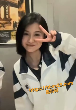 323X466