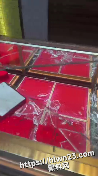 318X569