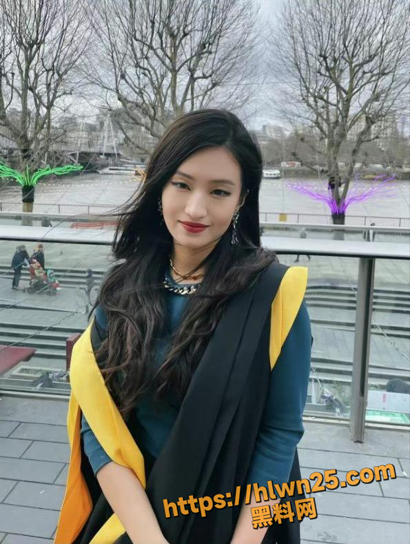 595X789