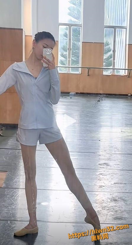 446X827