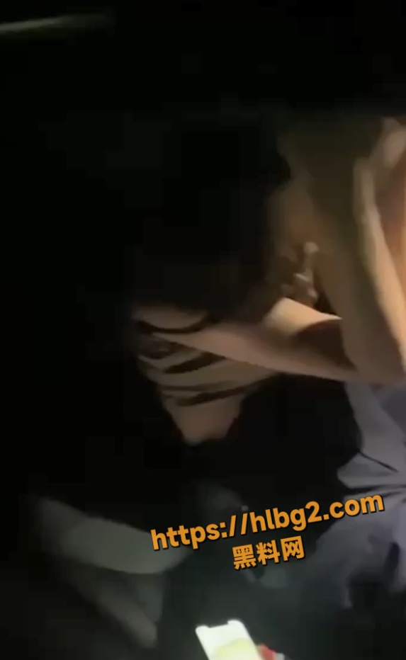 573X932