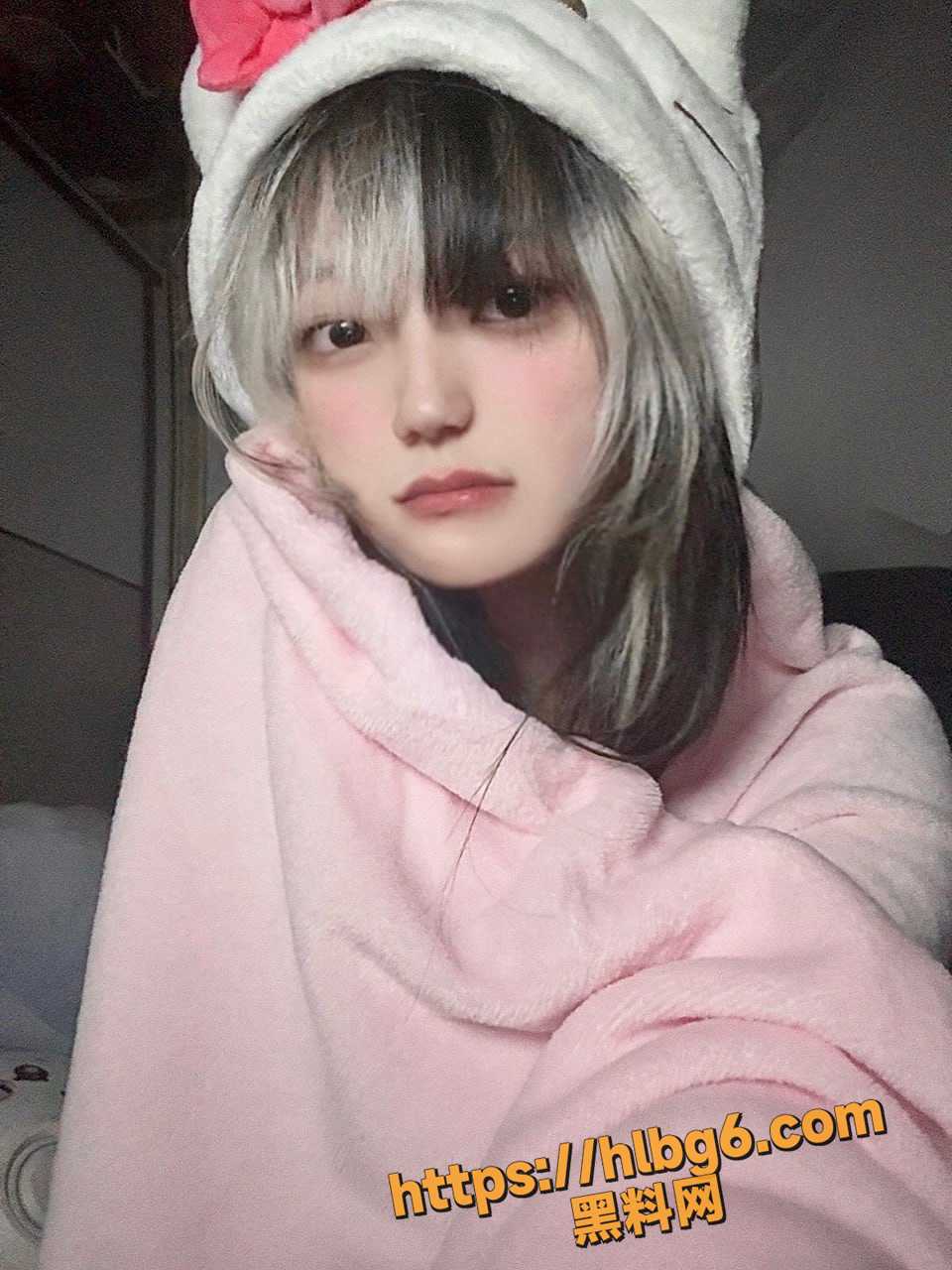 915