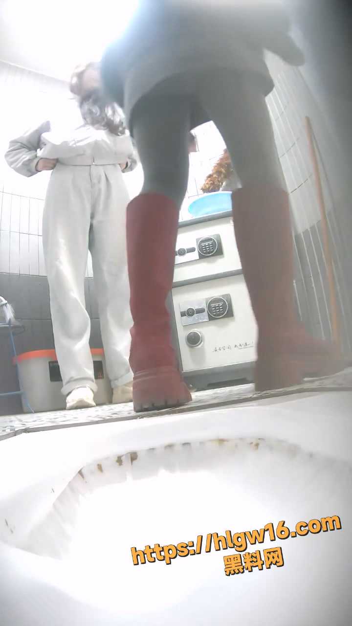 （商场正面）偷拍年轻美眉尿尿有几个颜值不错的小妹妹制服妹肥B大鲍鱼.mp420250920163656.054