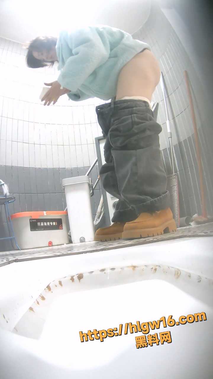 （商场正面）偷拍年轻美眉尿尿有几个颜值不错的小妹妹制服妹肥B大鲍鱼.mp420250920163701.048