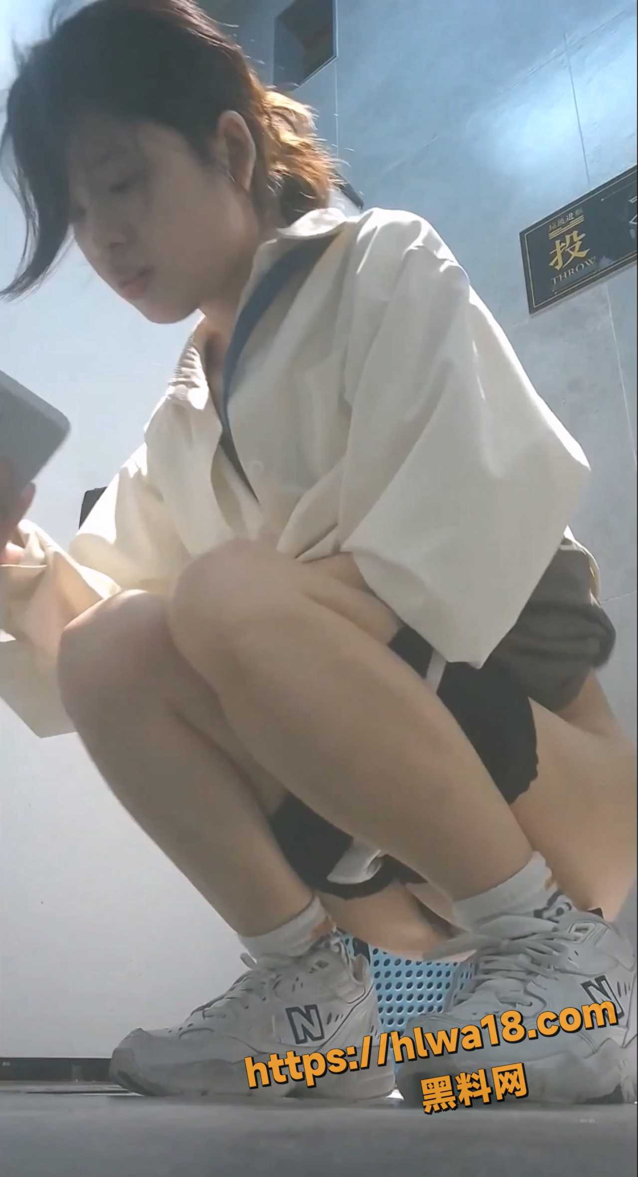 高校全景厕拍 学妹扎马步尿尿尿出一条直线.mp420251114172715.171
