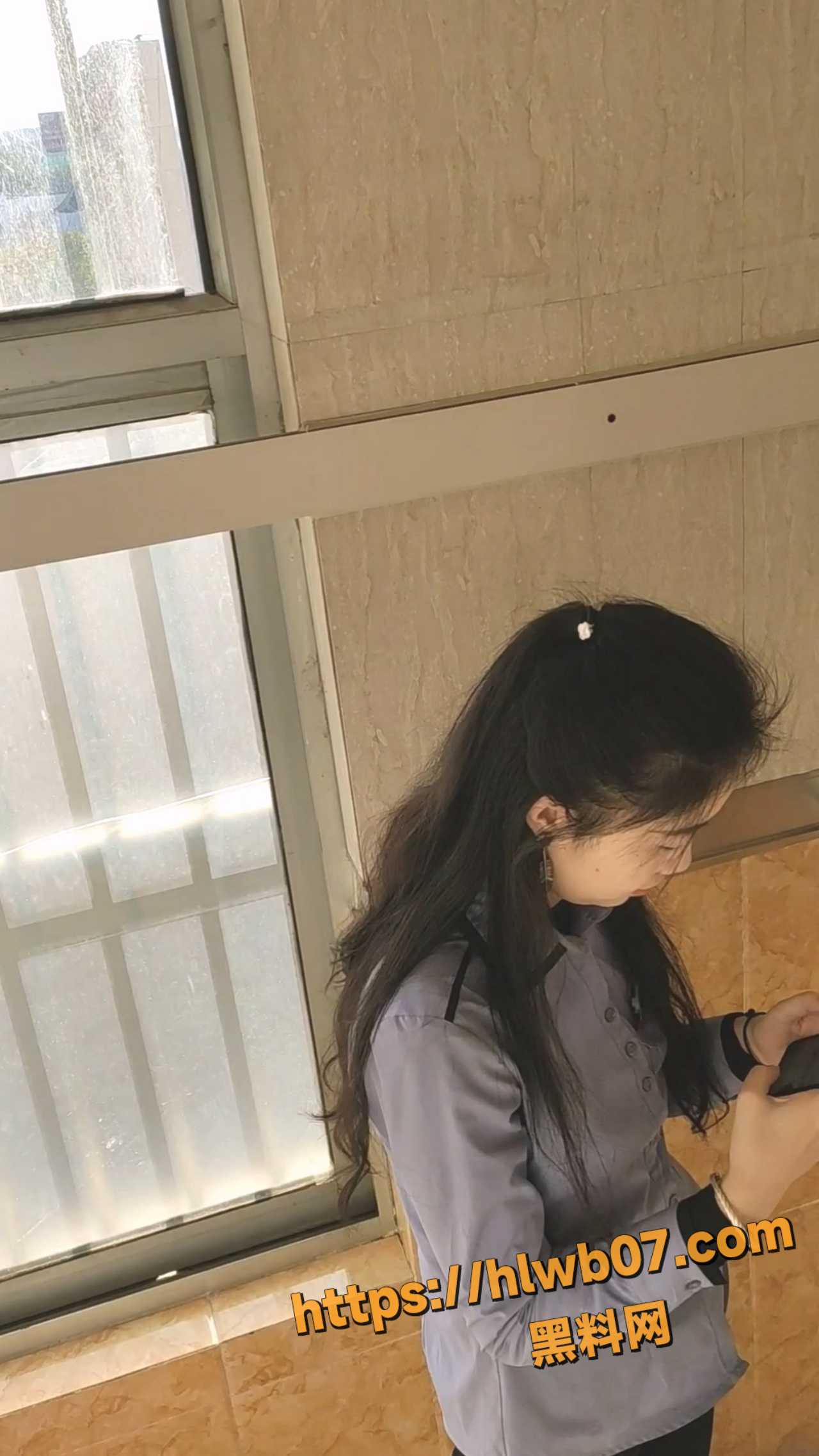 电影院女厕全景偷拍美女售票员.mp420251116173311