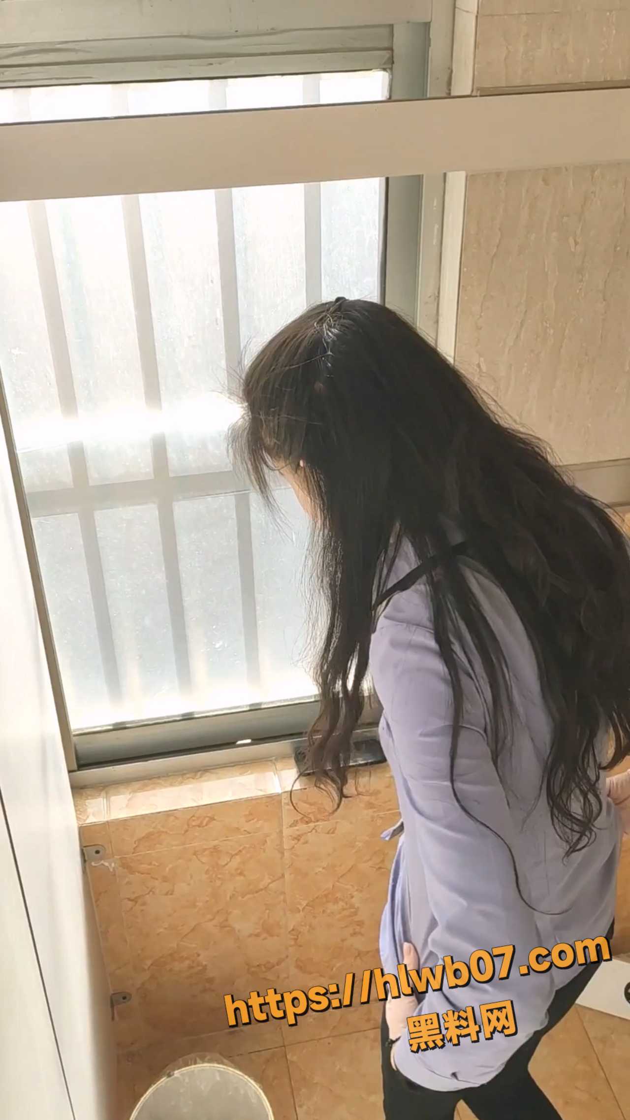 电影院女厕全景偷拍美女售票员.mp420251116173308