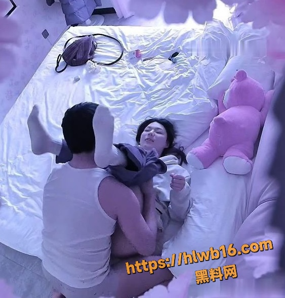 酒店高清偷拍神作 小情侣进门后 迫不及待抬腿就操 高清画面全程记录！