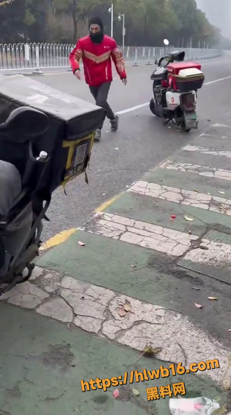 外卖小哥跟保安激烈交锋 拖把互攻场面混乱 纠纷虽小易酿大祸 生活不易何必拳脚相加！