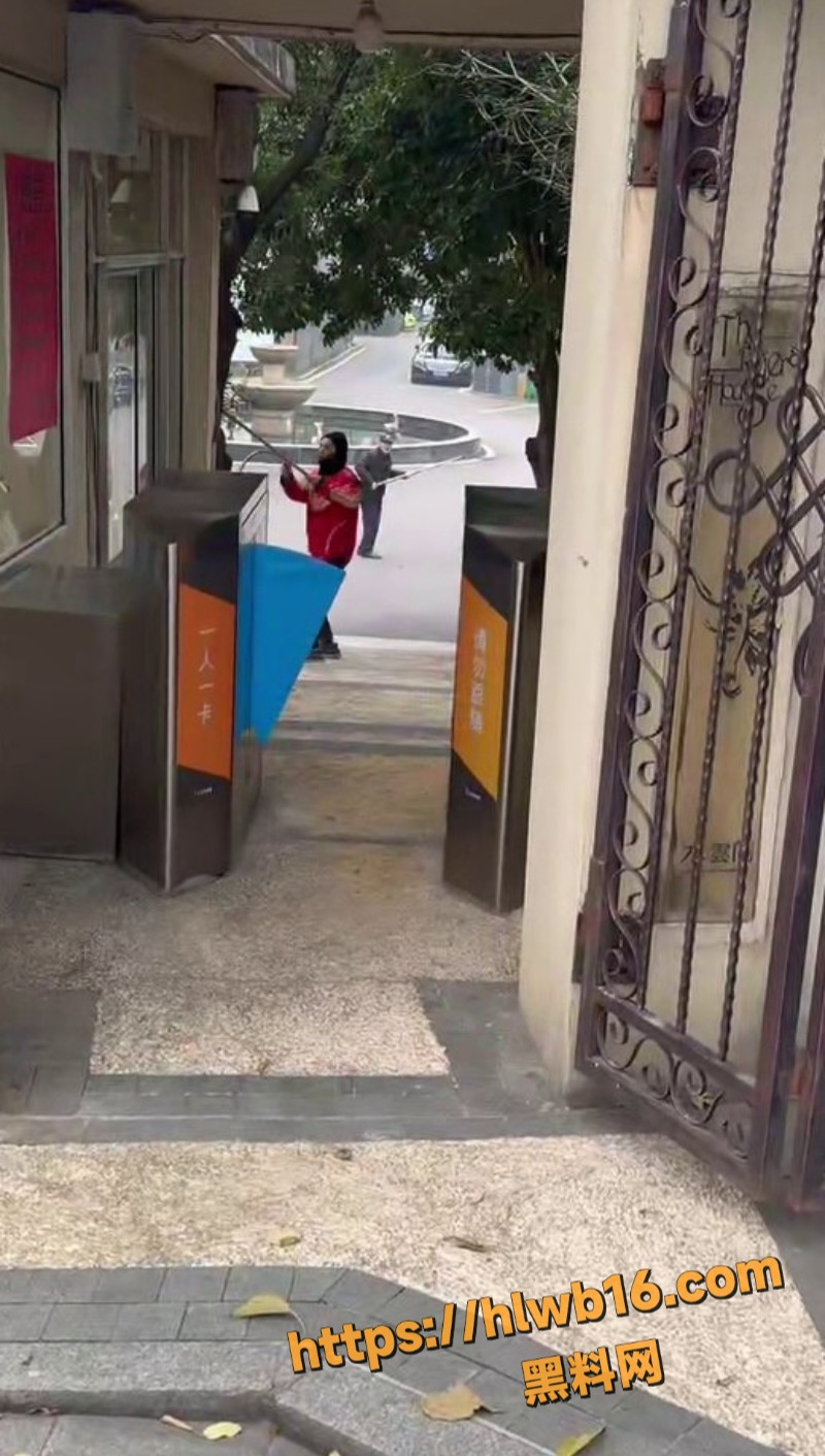 外卖小哥跟保安激烈交锋 拖把互攻场面混乱 纠纷虽小易酿大祸 生活不易何必拳脚相加！