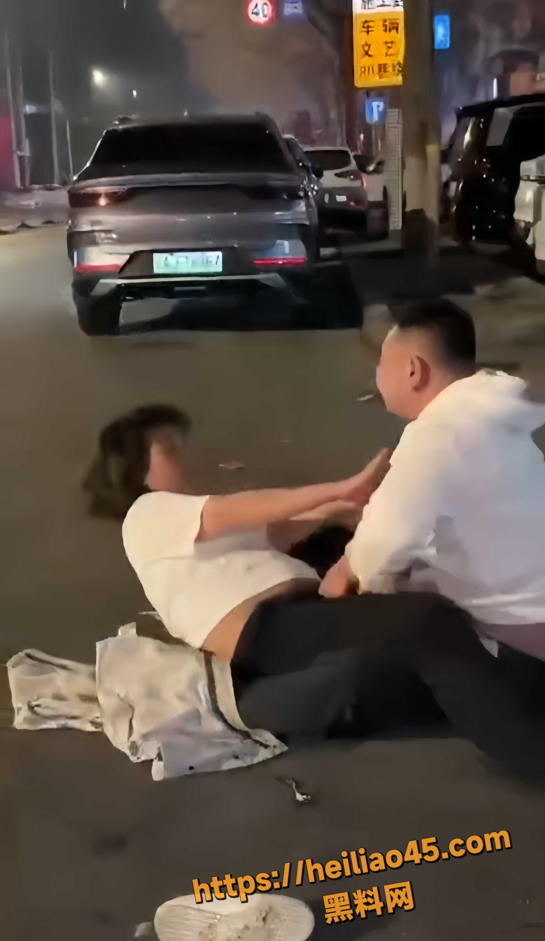 夫妻互扇大嘴巴子
