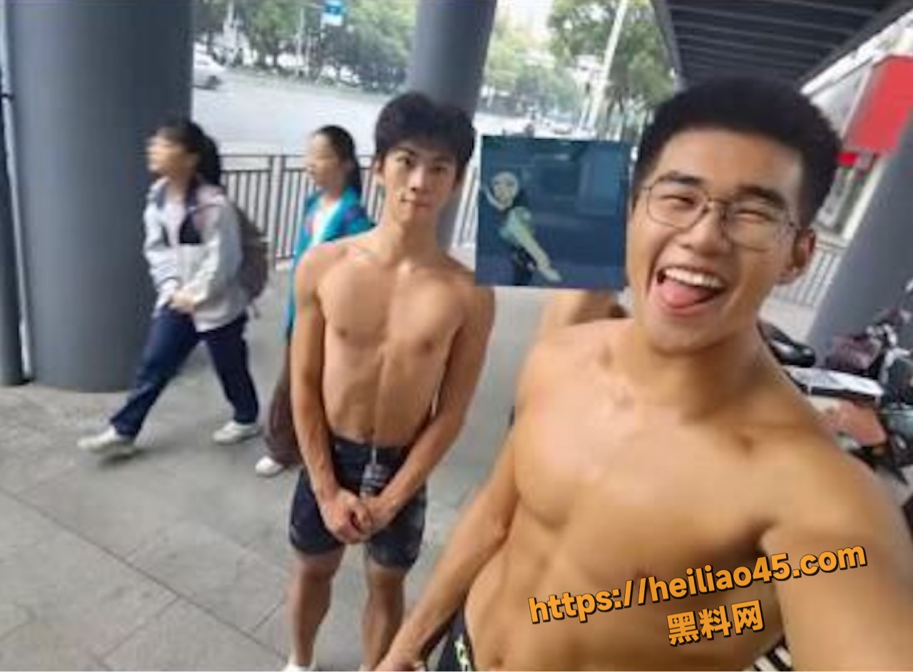 九轨跪地喝尿曝光 3