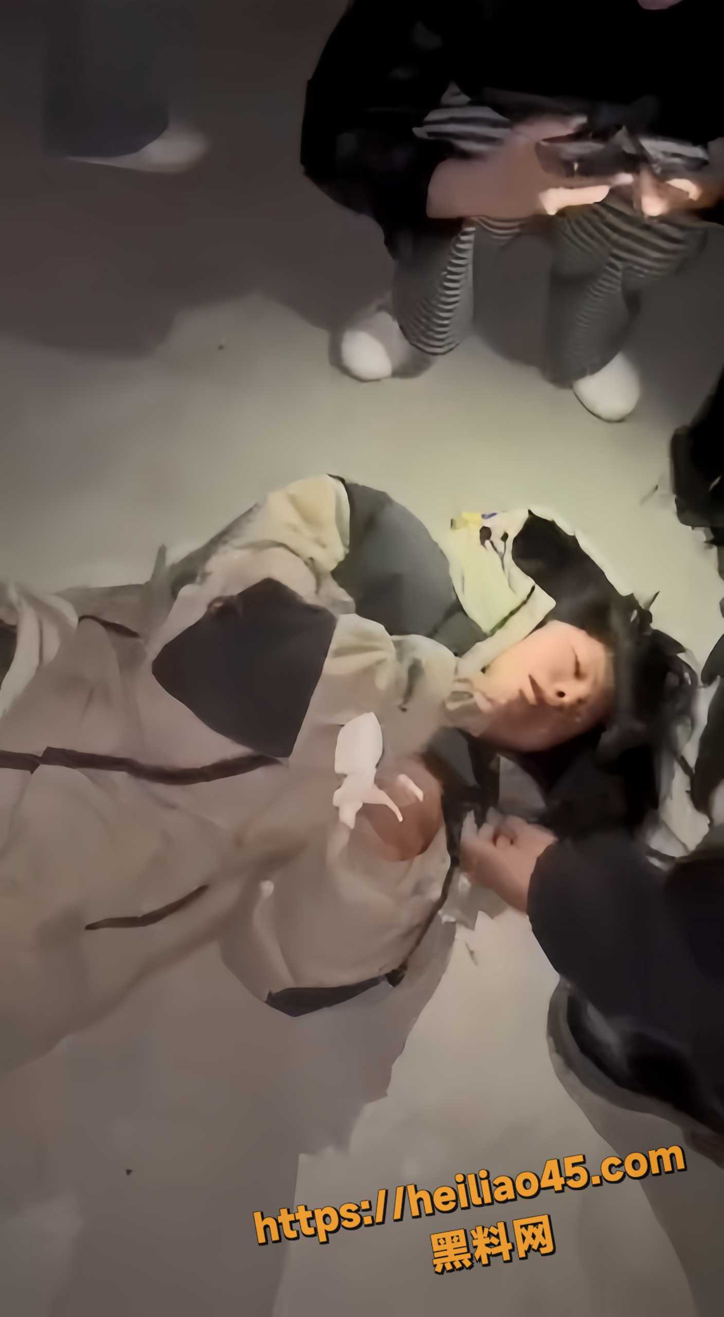 小妹下体被踢视频2
