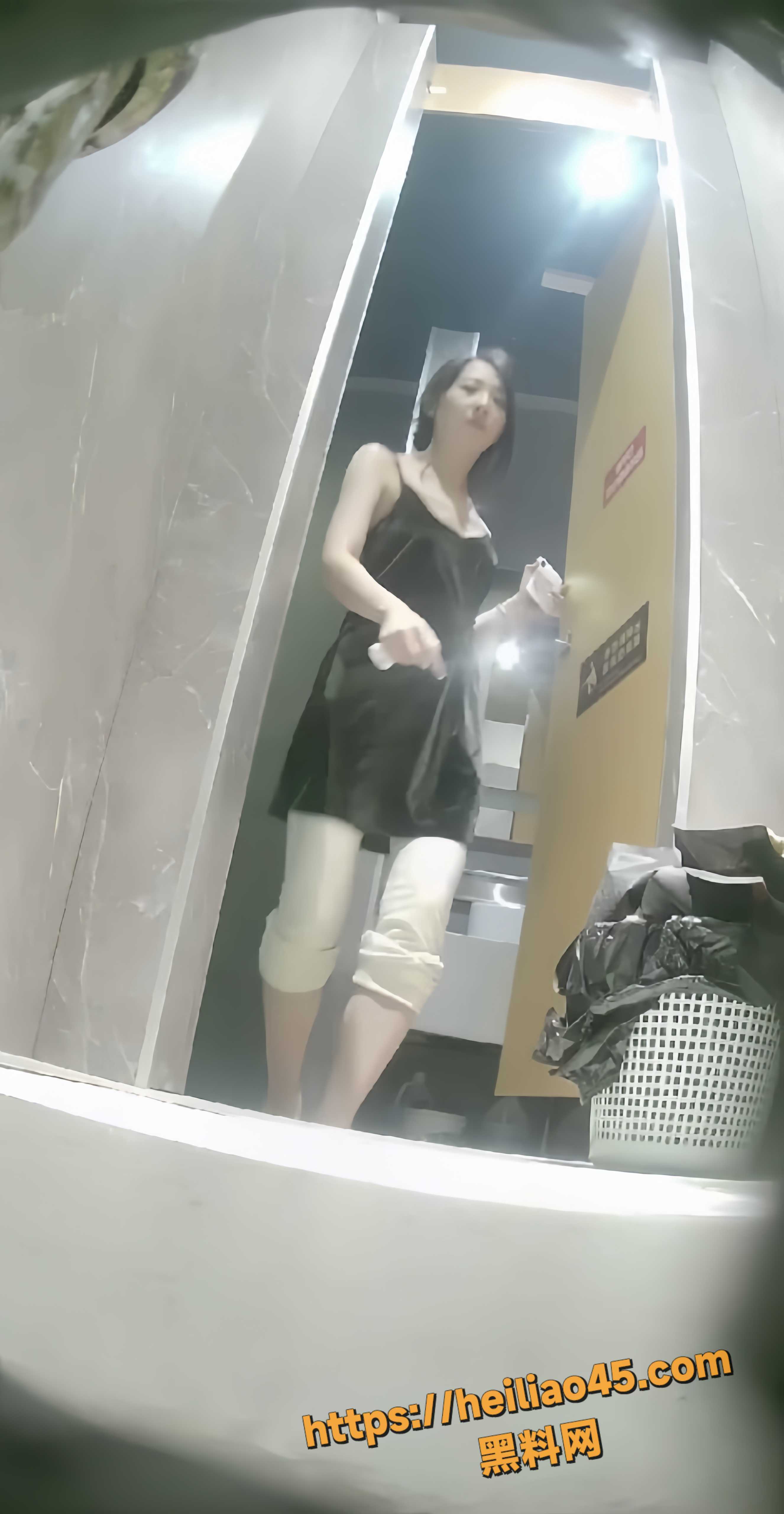 厕所偷拍美女尿尿2
