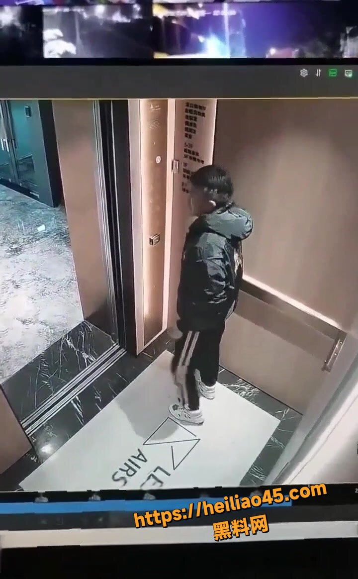 精神小伙破坏电梯监控1