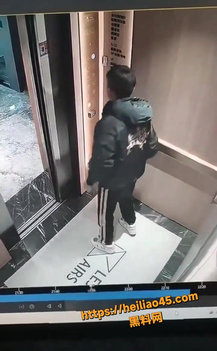 精神小伙电梯暴砸面板3