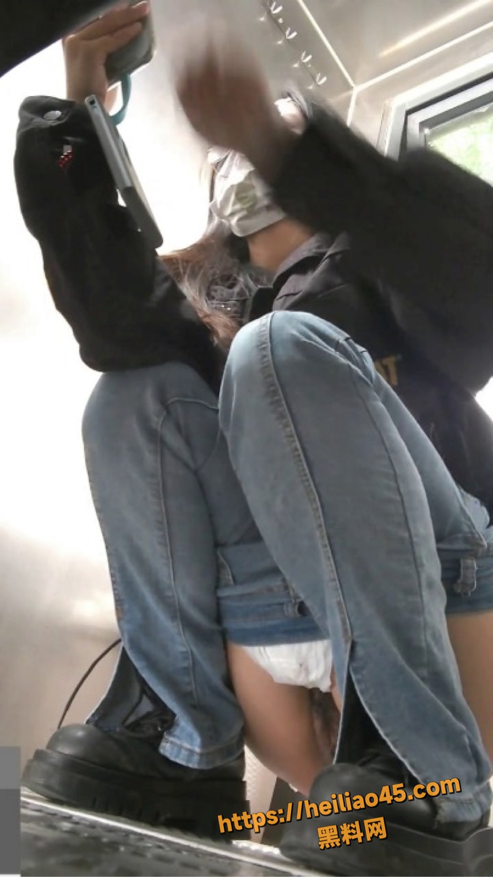 隐秘公园女厕偷拍视频2