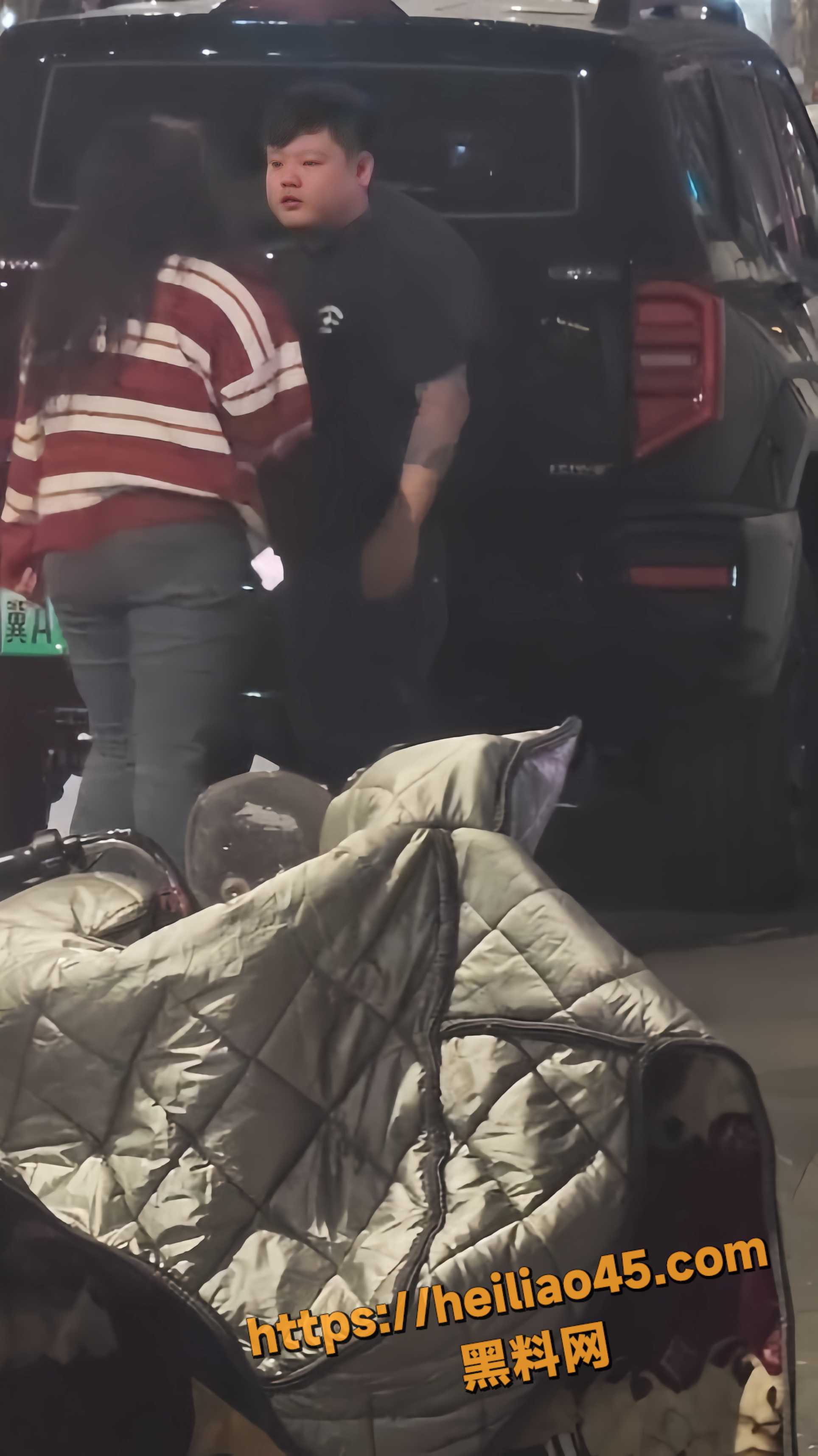 石家庄小情侣街头掐脖子打架1