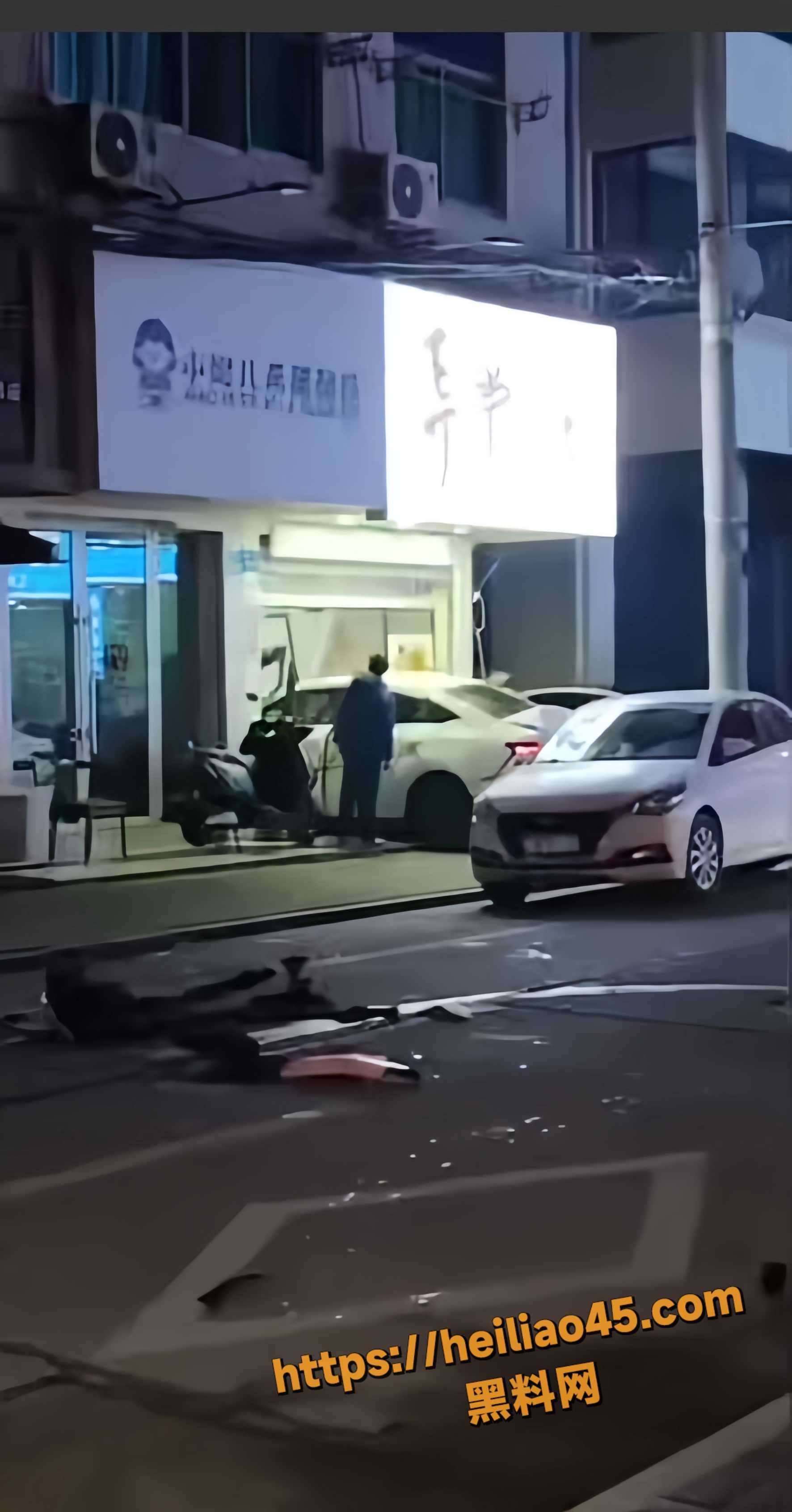 德清醉酒男子开车连环撞1