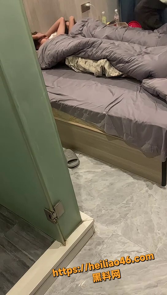 精神小伙被捉奸在床1