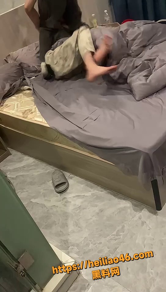 精神小伙出轨被抓3
