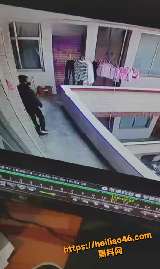 男子偷内衣被监控记录1