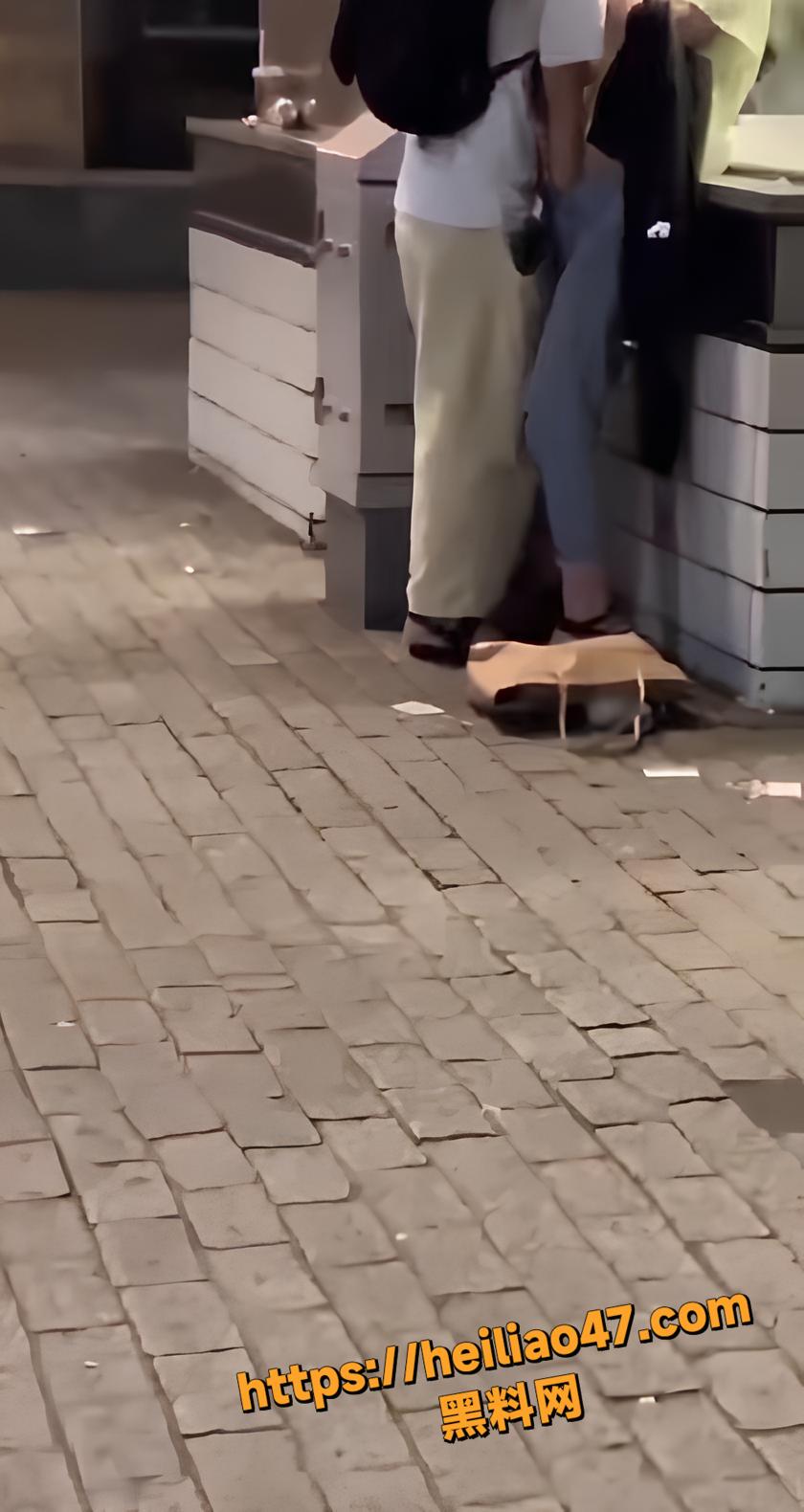 日本街头情侣火辣热吻3