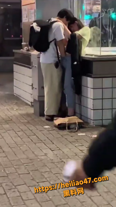 当街热吻4