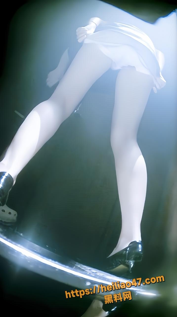 厕所偷拍精神小妹尿尿1